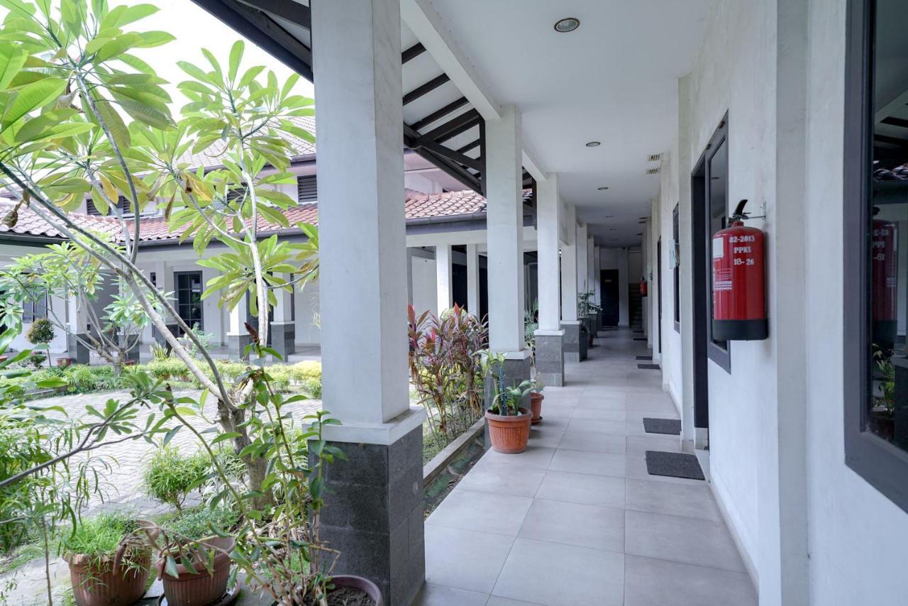 Reddoorz @ Avros Guest House Medan Exterior photo