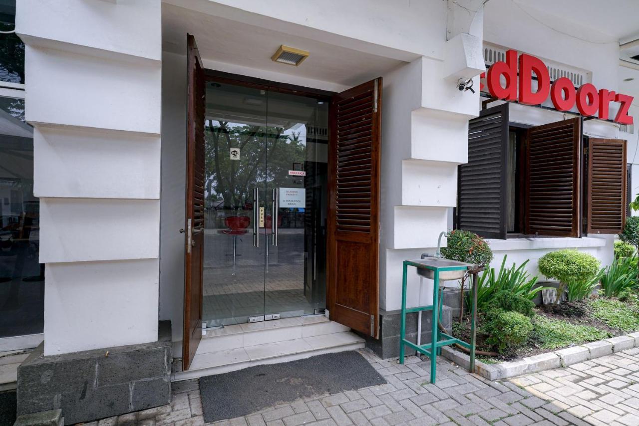 Reddoorz @ Avros Guest House Medan Exterior photo
