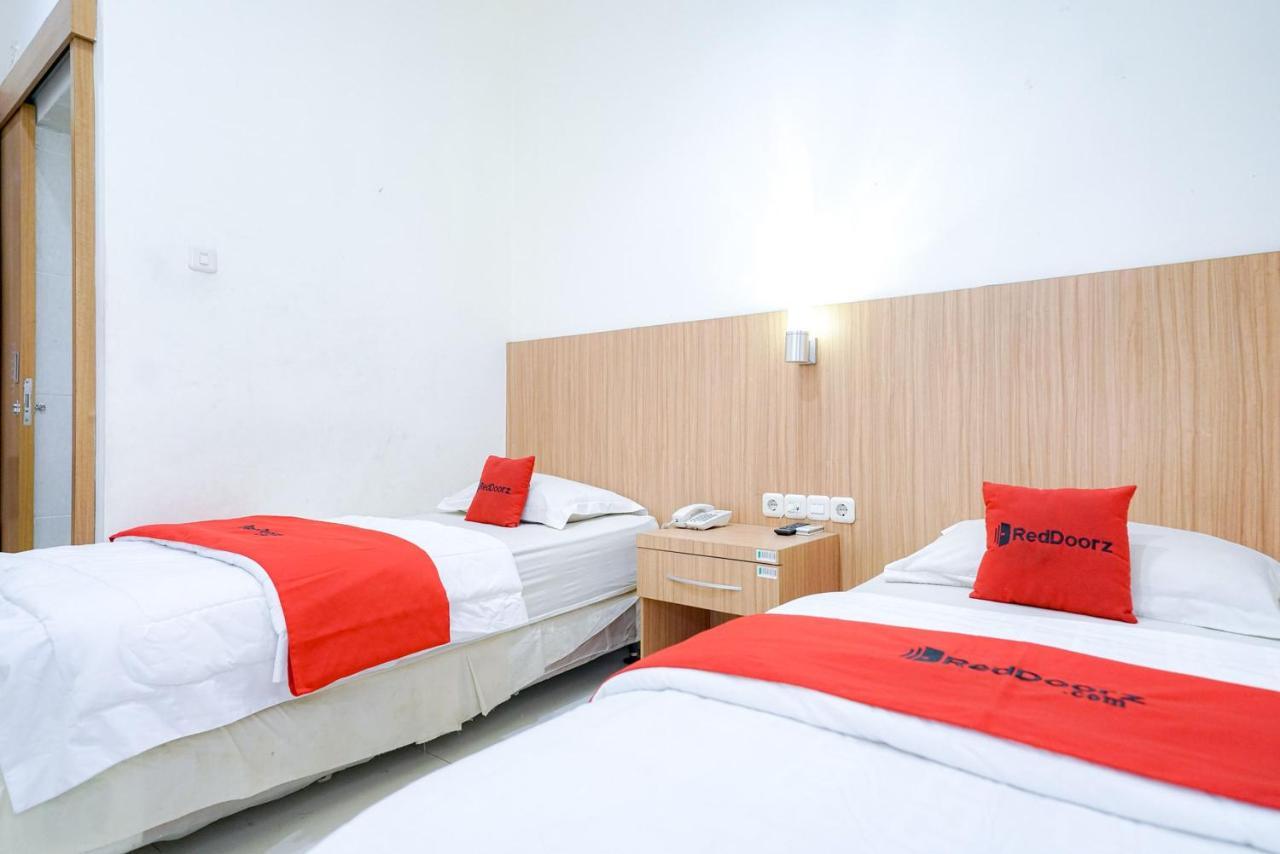 Reddoorz @ Avros Guest House Medan Exterior photo